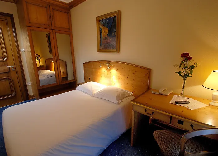 Au Nid De Cigognes Hotell 3*